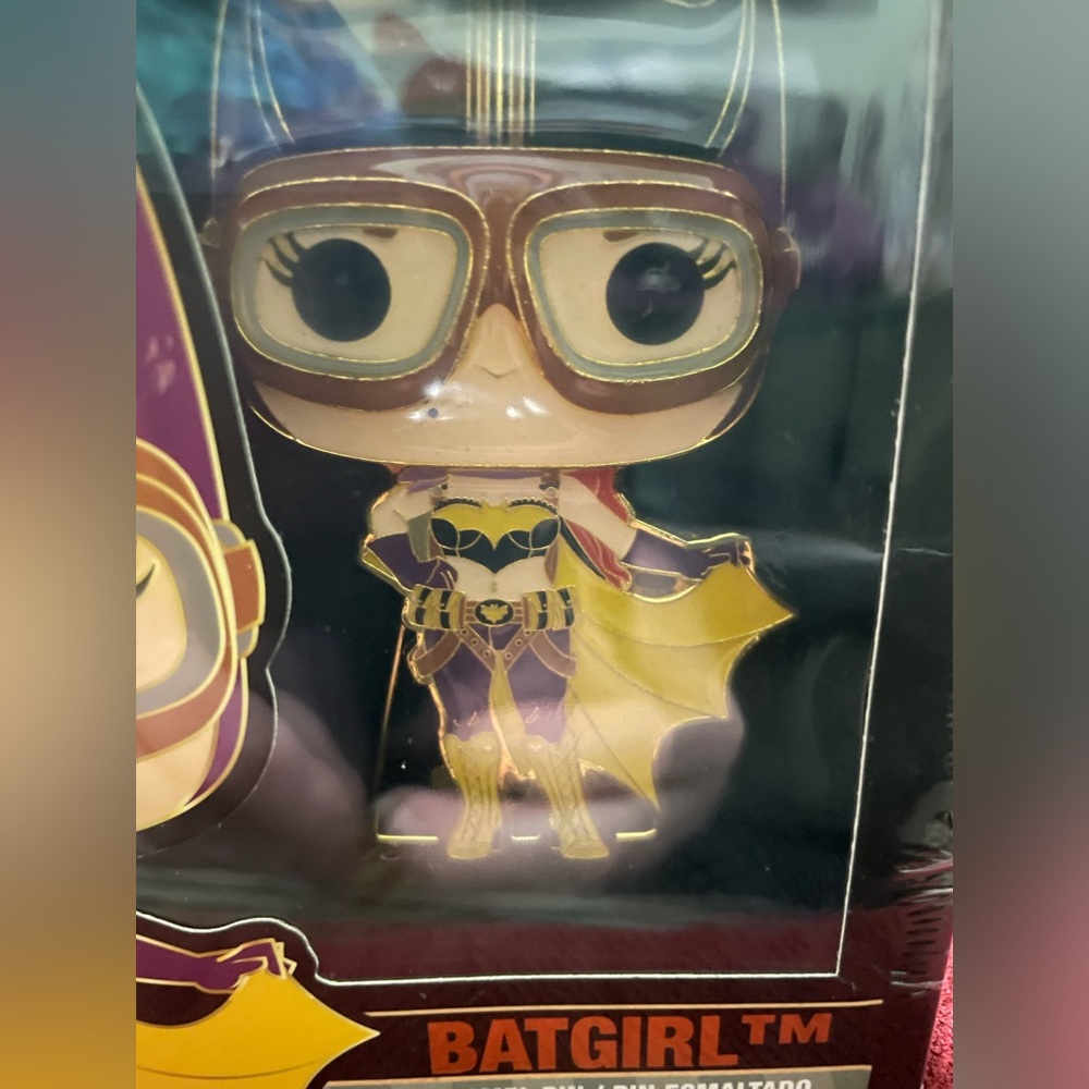 Funko Pop! BATGIRL Enamel Pin - Picture 3 of 7